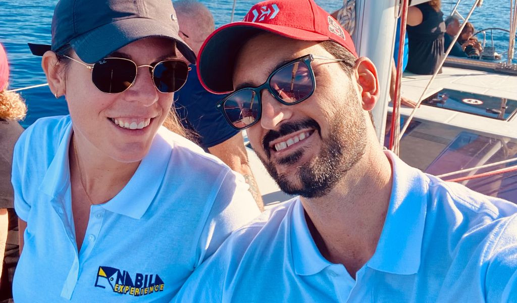 Des gens souriant sur un bateau à Tenerife, avec le logo Anaga Experience sur un T-shirt.