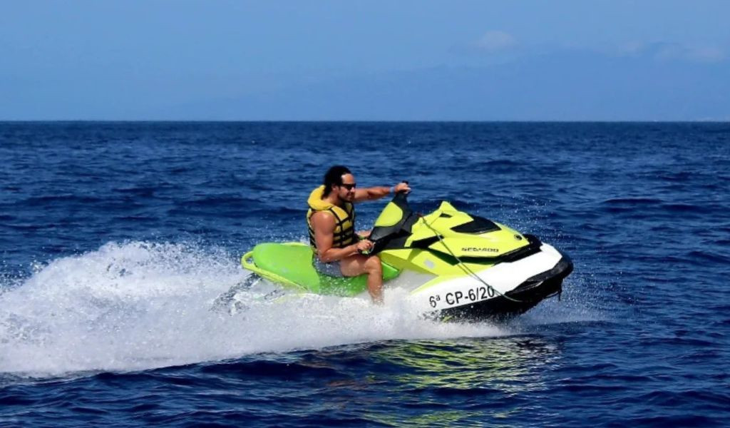 Personne conduisant un jet ski dans la mer de Tenerife. Texte visible : 6e CP-6/20.