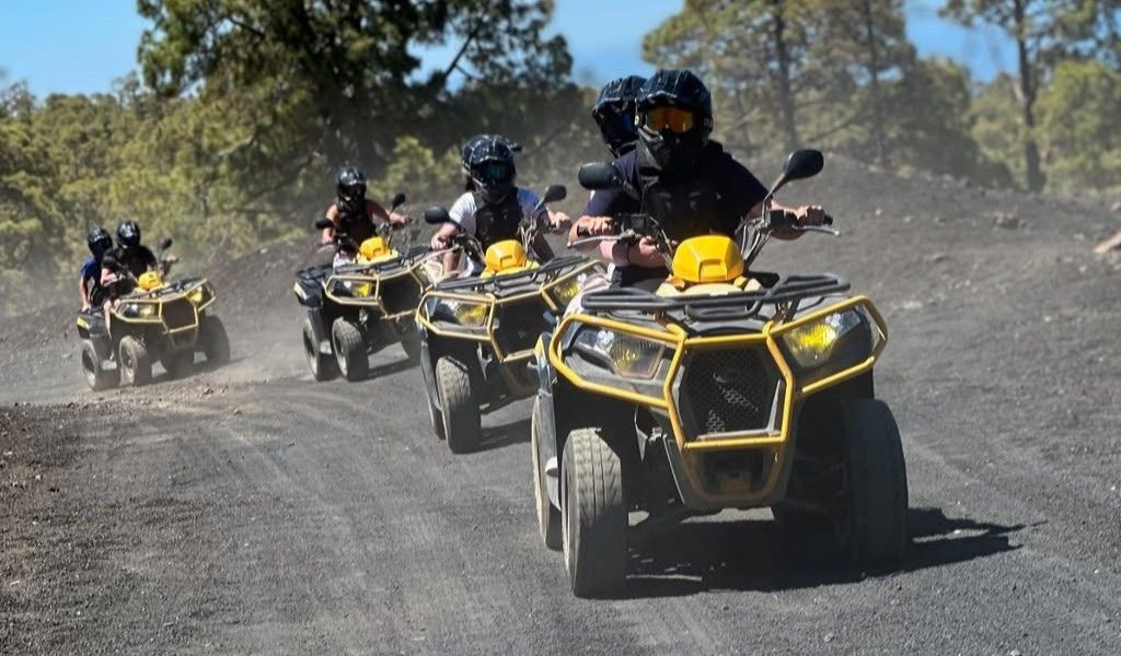 Des gens conduisant des véhicules tout-terrain sur une route de terre à Tenerife.