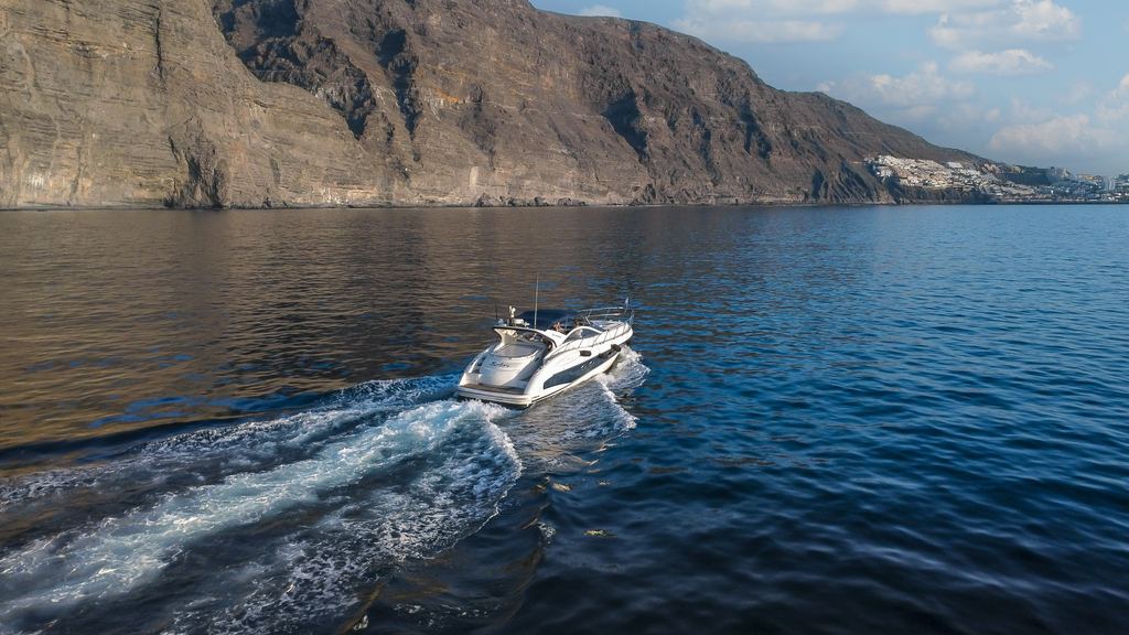 Navigation en bateau près des falaises de Los Gigantes à Tenerife.