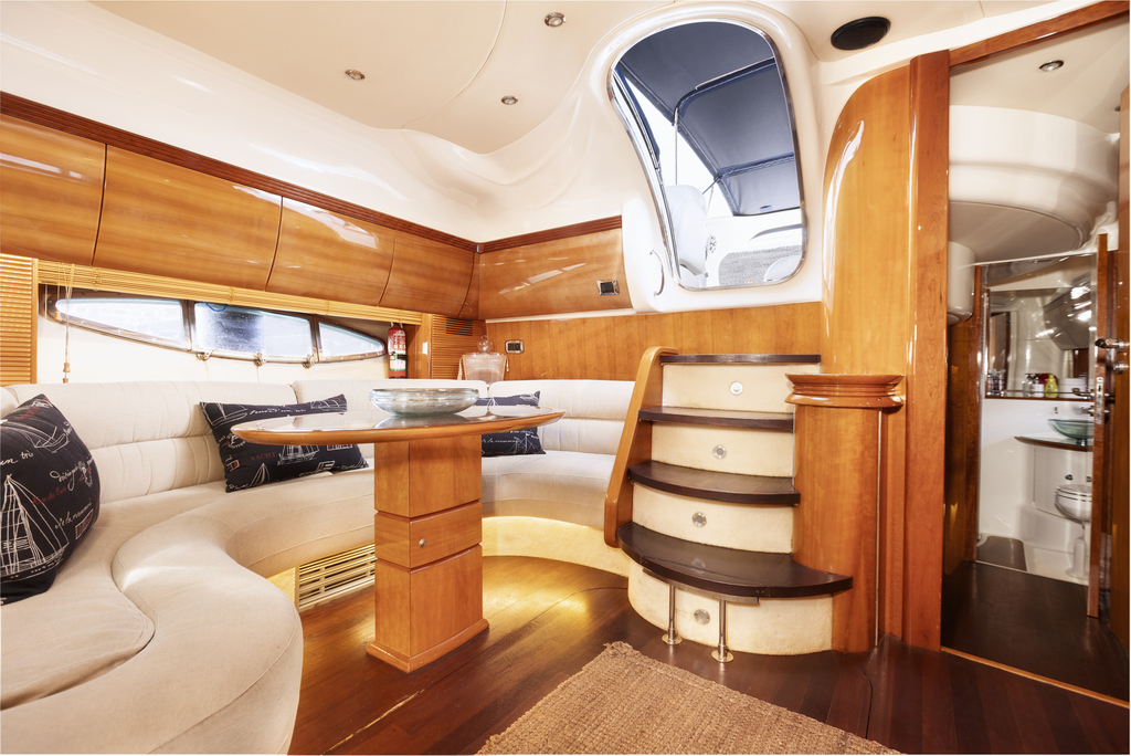 Intérieur d’un yacht à Tenerife avec échelle et aire de repos.