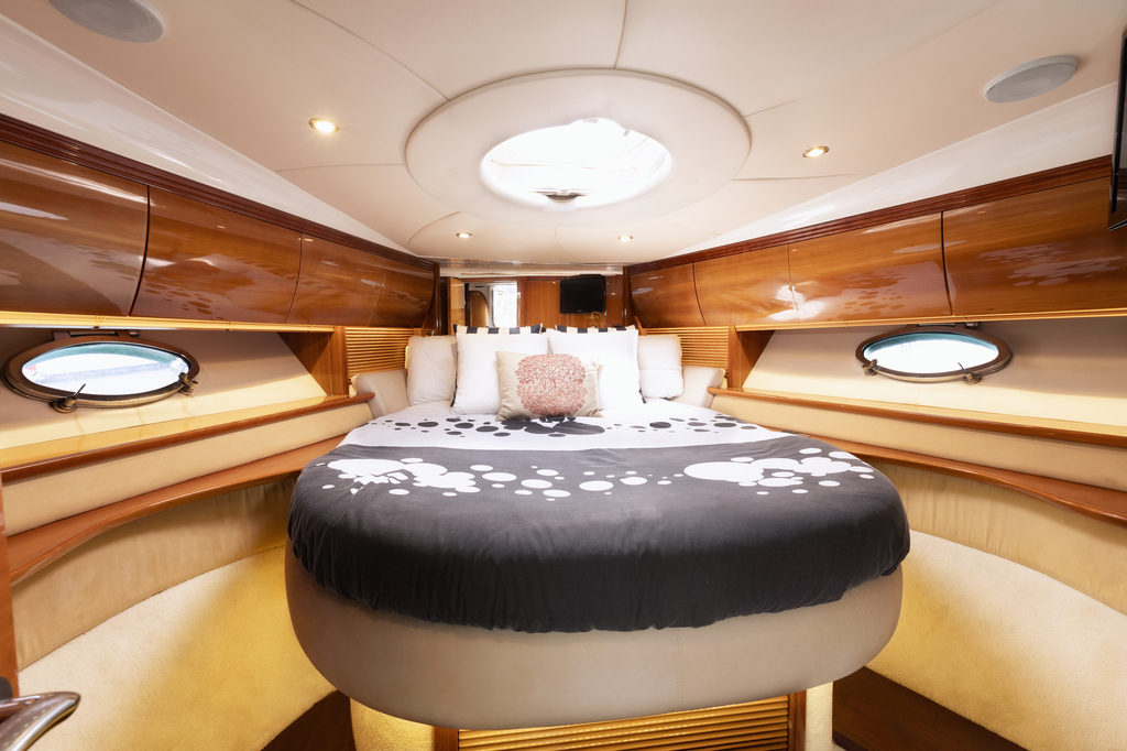 Cabine avec lit rond et fenêtre sur un yacht, Puerto de la Cruz, Tenerife.
