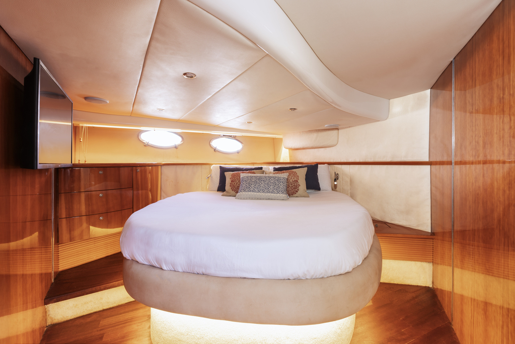 Lit avec coussins dans la chambre du yacht à Tenerife.
