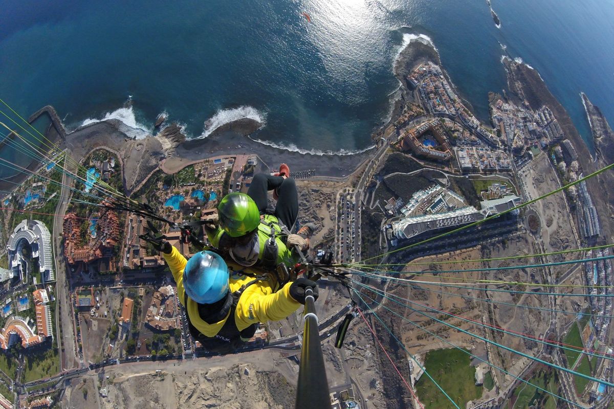 Parapente au-dessus de Costa Adeje à Tenerife avec vue sur l’océan et la côte.