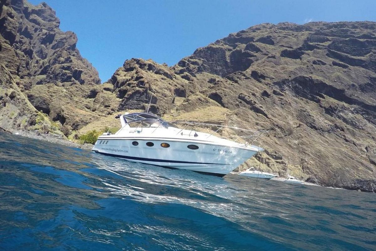 Le bateau a mouillé devant les falaises à Tenerife.