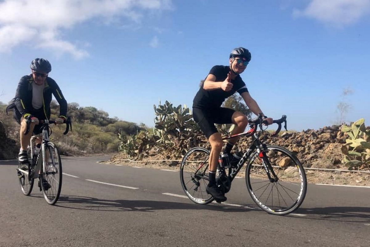 Des cyclistes sur la route près de Cactus à Tenerife sous un ciel dégagé.