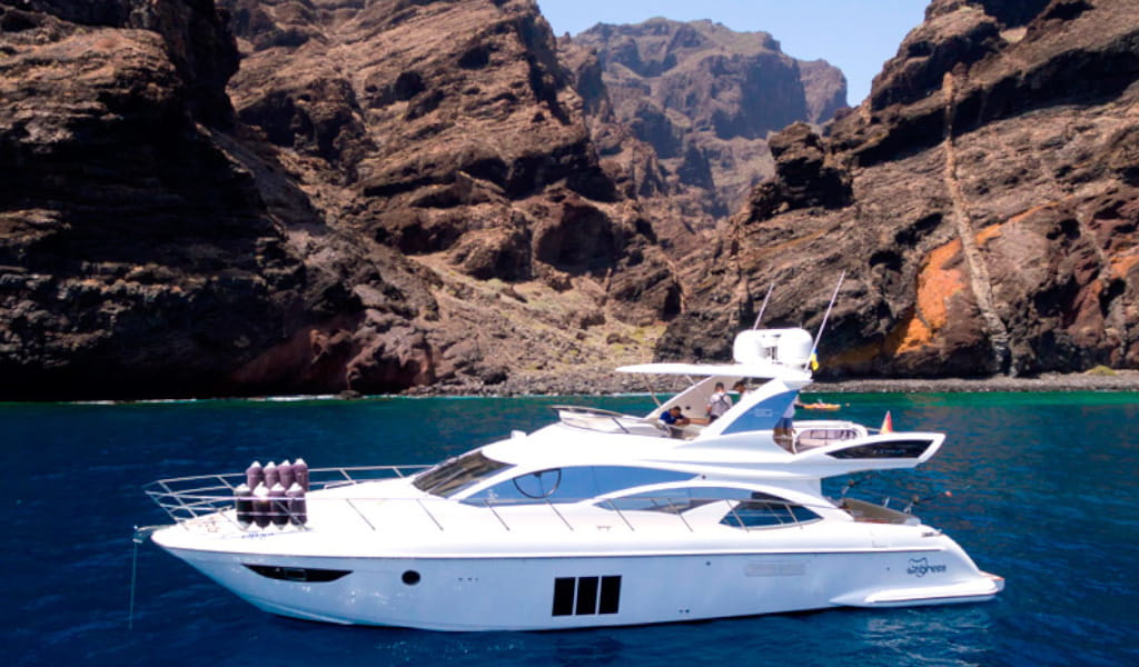 Yacht naviguant devant les falaises de Los Gigantes, Tenerife.