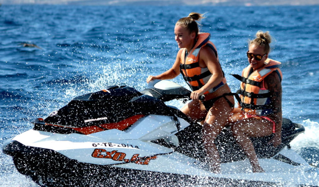 Des gens en jet ski en mer près de Tenerife.