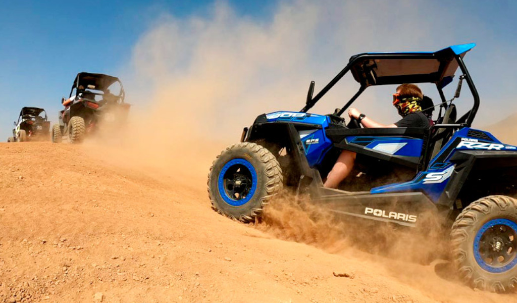 Véhicules tout-terrain Polaris RZR sur des routes en terre à Tenerife.