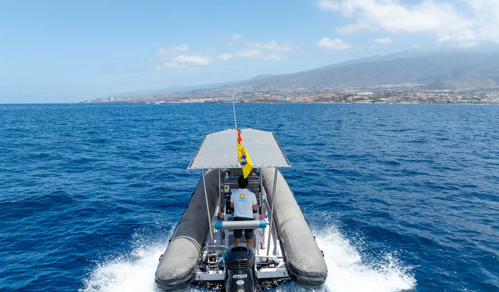 Bateau sur l’océan surplombant la côte de Tenerife.