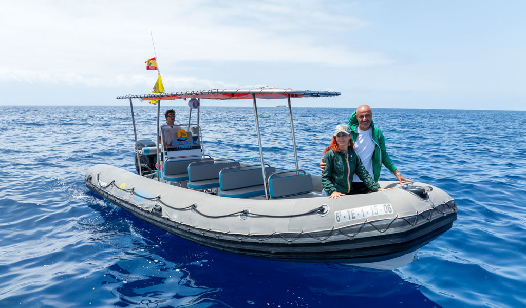 Des gens dans un bateau pneumatique au-dessus de la mer à Tenerife.