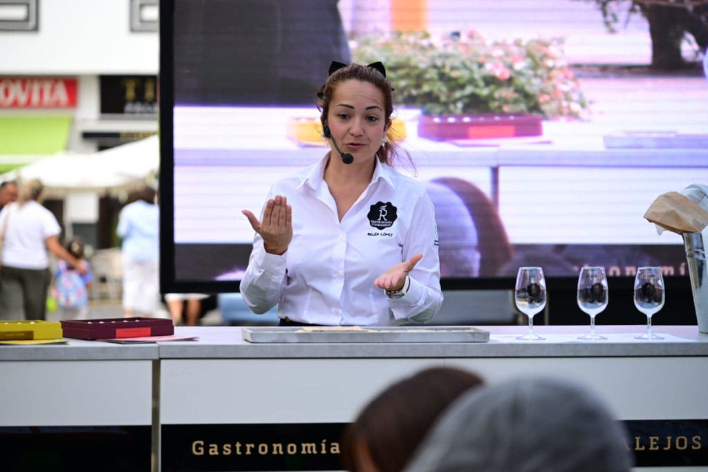 Personne faisant une démonstration culinaire lors d’un événement gastronomique à Los Realejos.