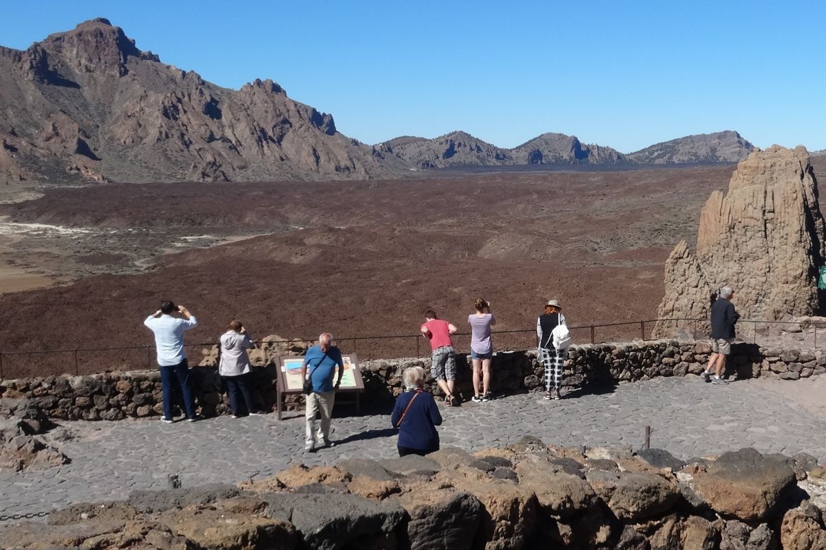 Des gens observant le paysage volcanique du mont Teide à Tenerife.