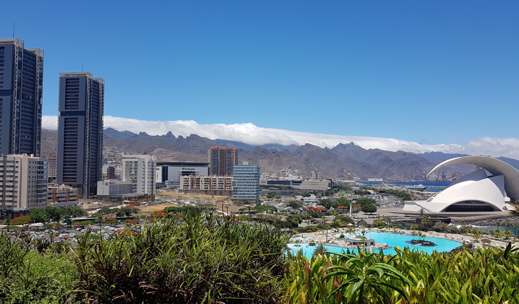 Vue sur Santa Cruz de Tenerife avec l’Auditorio de Tenerife et des gratte-ciel en arrière-plan.