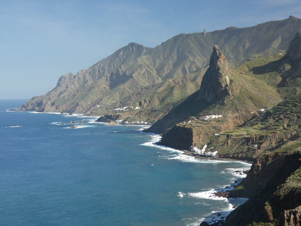 Le littoral montagneux de Tenerife avec ses eaux bleues et ses falaises verdoyantes.