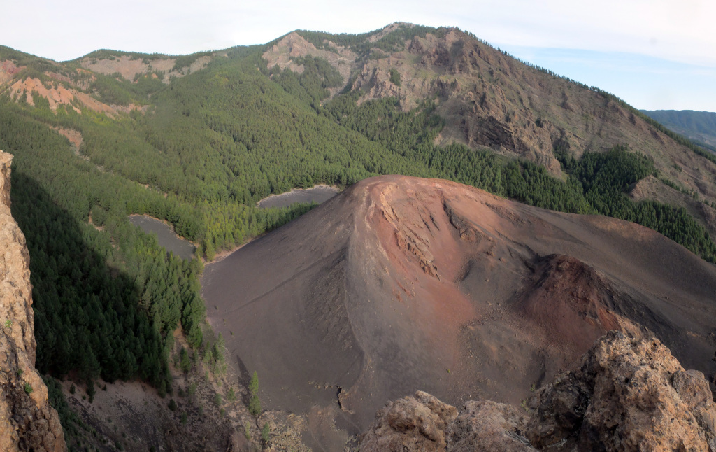 Vue du cratère volcanique entouré de forêt à El Hierro, à Tenerife.
