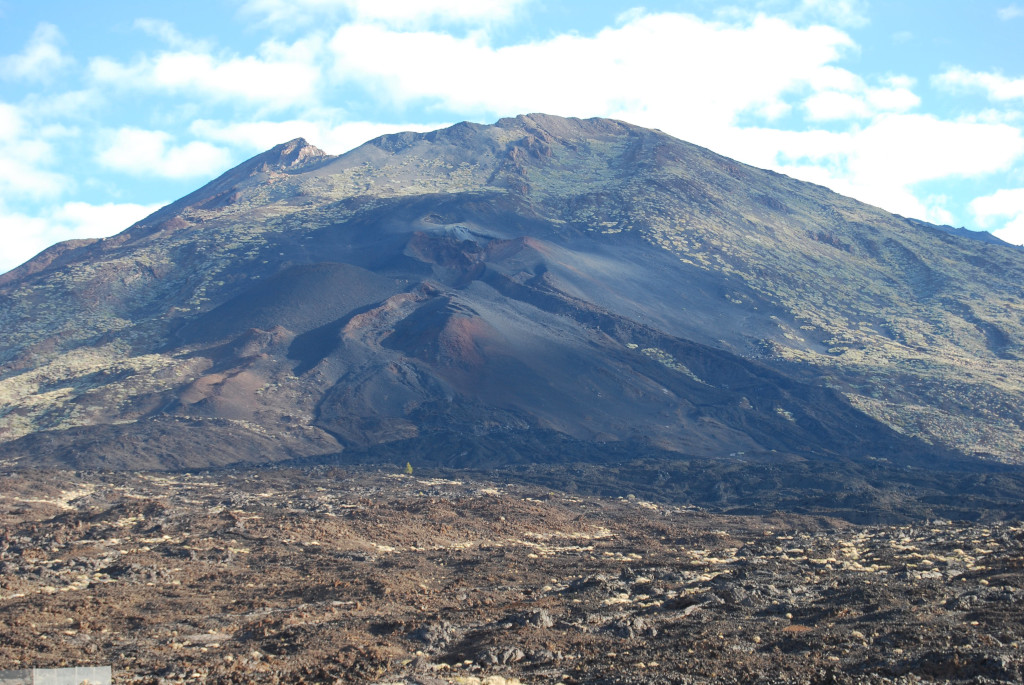 Sommet du Teide à Tenerife, paysage volcanique et ciel bleu.