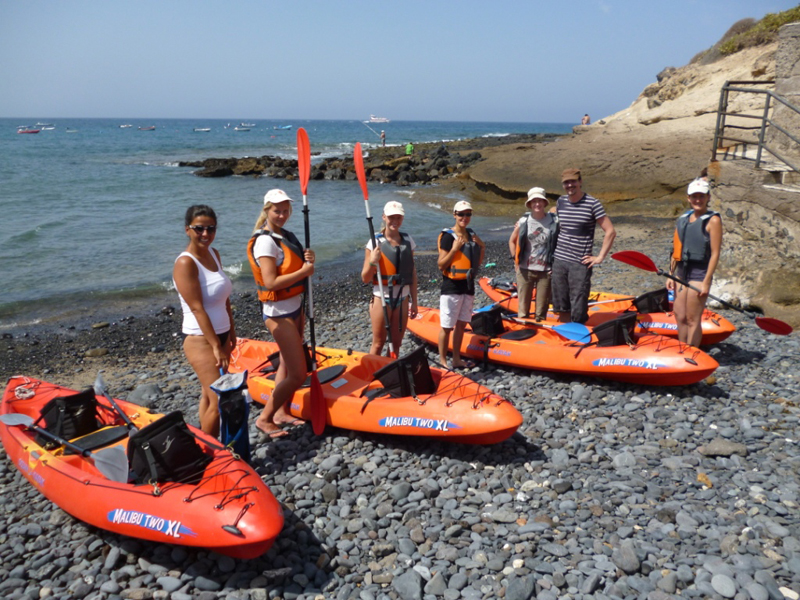 Groupe avec kayaks sur la plage de Tenerife, prêt pour une excursion.