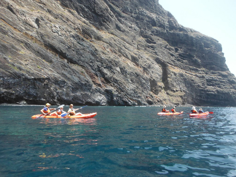 Des gens faisant du kayak devant les falaises de Los Gigantes à Tenerife.