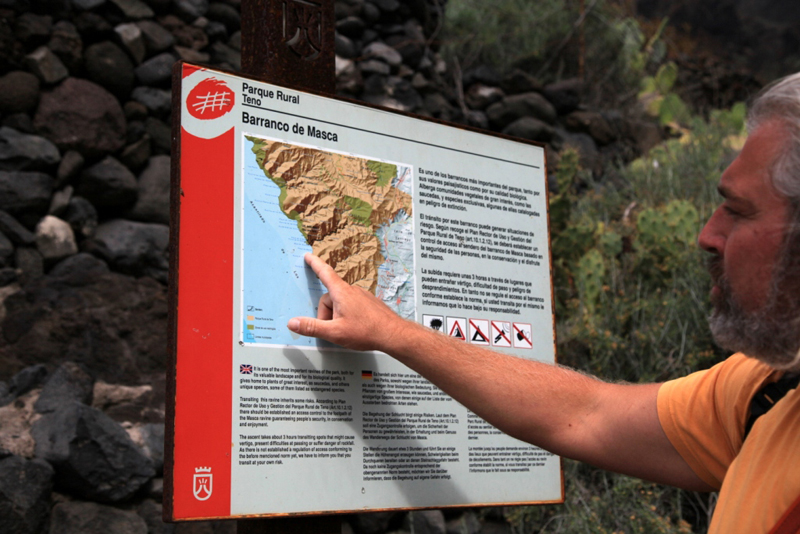 Panneau informatif pour le Barranco de Masca dans le parc rural de Teno montrant carte et avertissements.