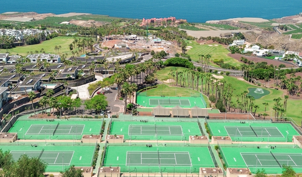 Vue aérienne des courts de tennis et du parcours de golf à Tenerife au bord de la mer.