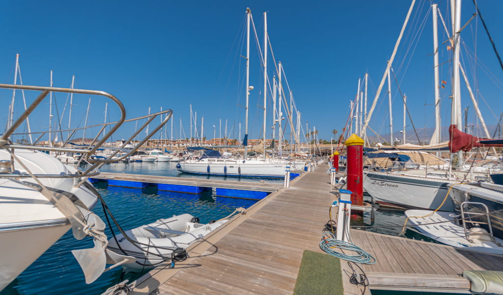 Quai avec voiliers amarrés au port de Las Galletas, Tenerife.