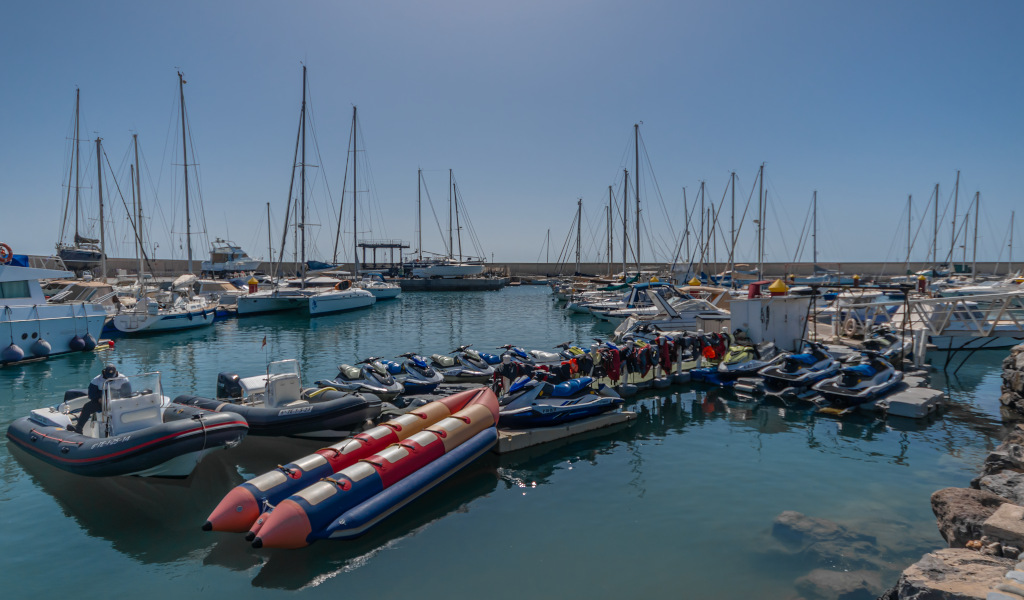 Des jet-skis et des bateaux accostèrent au port de Tenerife.