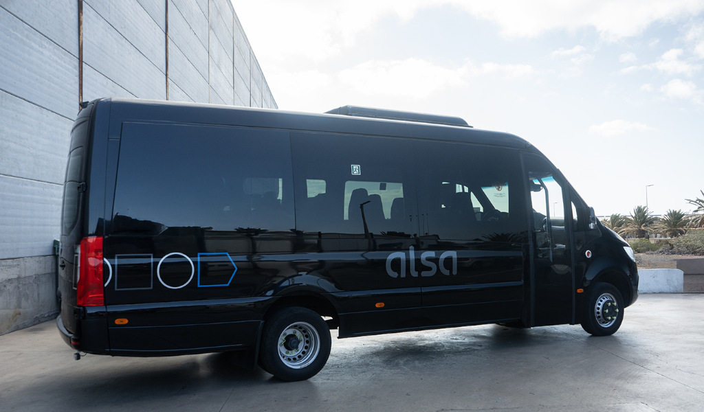 Minibus noir Alsa garé à Tenerife.
