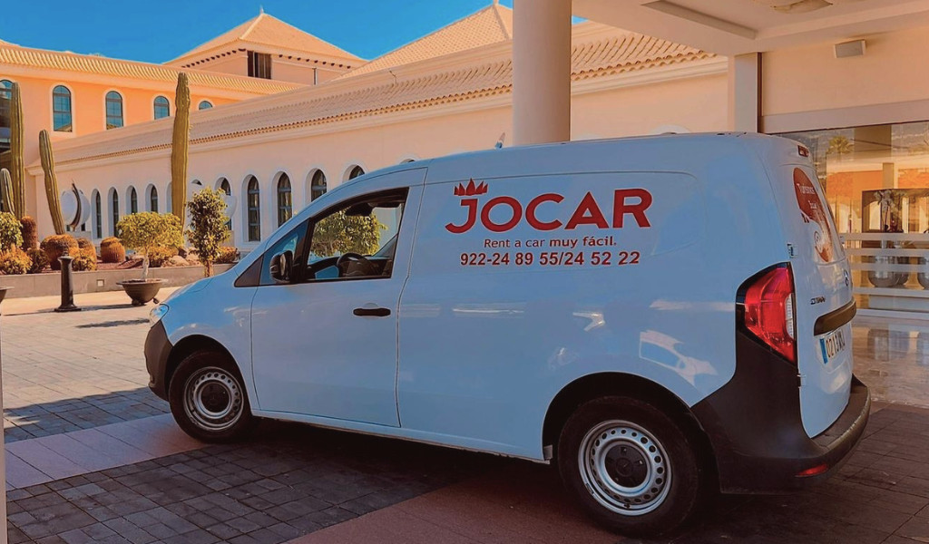 Fourgon de location Jocar garé devant un immeuble à Tenerife.