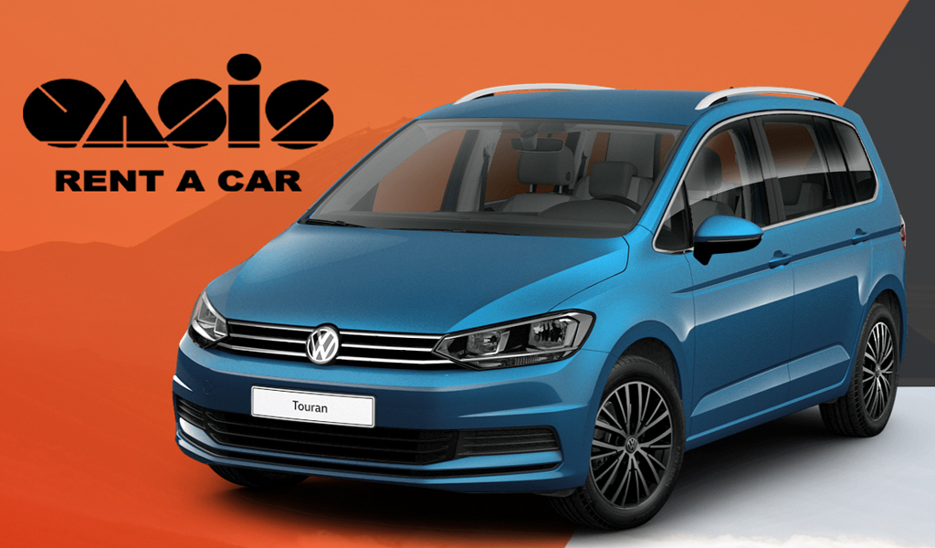 Volkswagen Touran bleue avec le logo Oasis Rent a Car.
