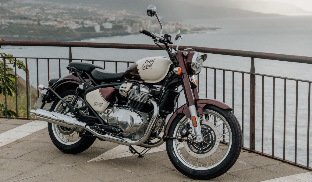 Une moto Royal Enfield garée avec vue sur la mer à Tenerife.