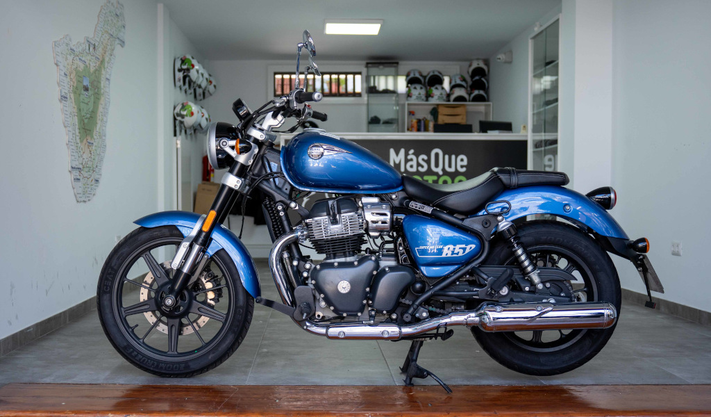 Moto bleue modèle B52 garée dans un magasin à Tenerife.