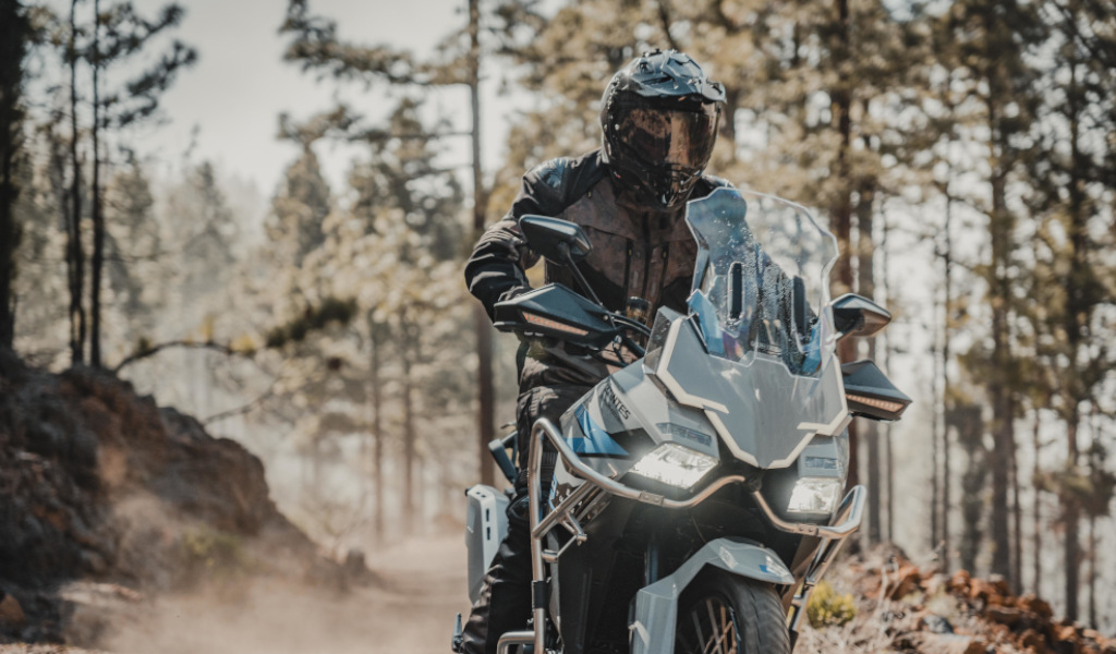 Motard conduisant sur une route de terre à Tenerife.