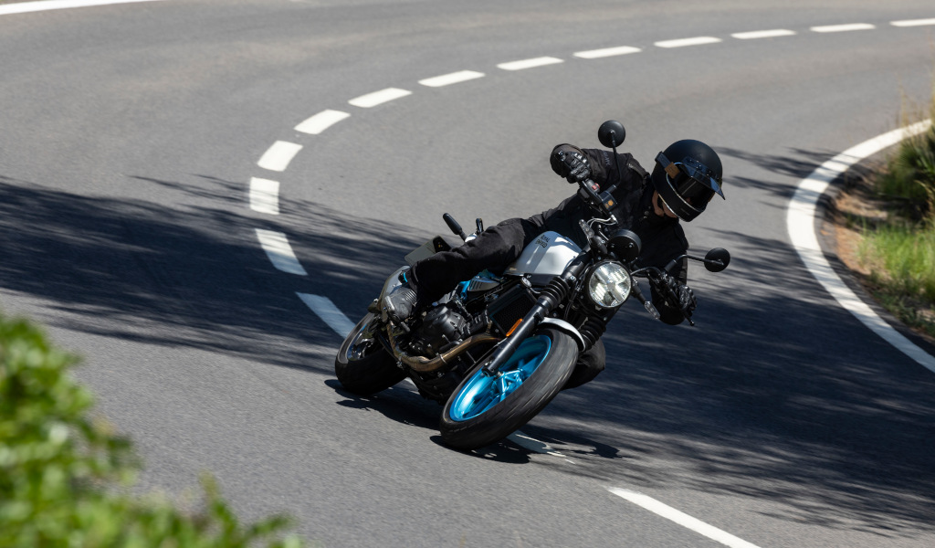 Motocycliste prenant un virage sur la route à Tenerife.