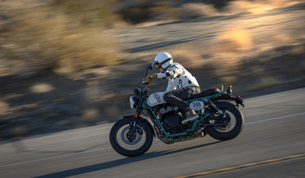 Motard avec un casque blanc sur la route à Tenerife. Numéro de moto : 249.