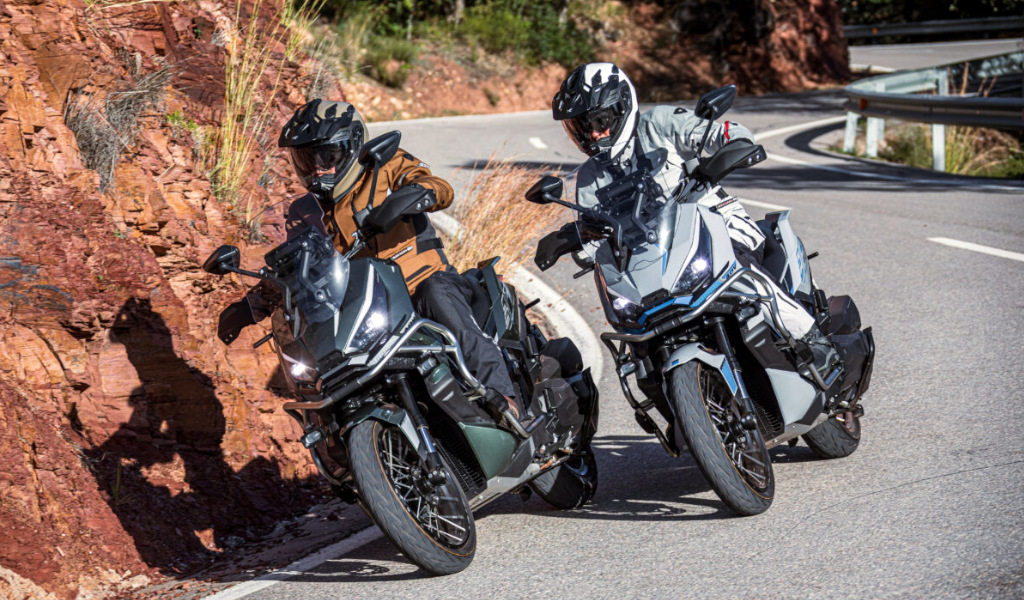 Deux motards sur une route sinueuse au fond rocheux à Tenerife.