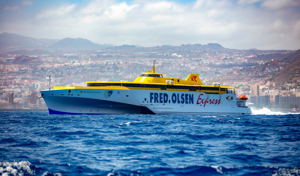 Le ferry Bajamar Express de Fred Olsen naviguant au large de Tenerife.
