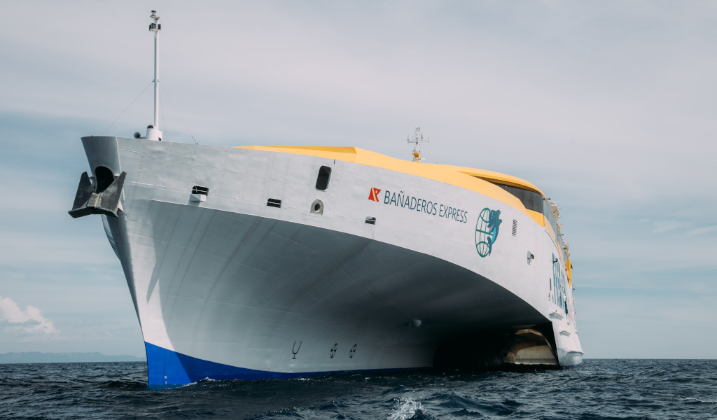 Ferry Bañaderos Express naviguant près de la côte de Tenerife.