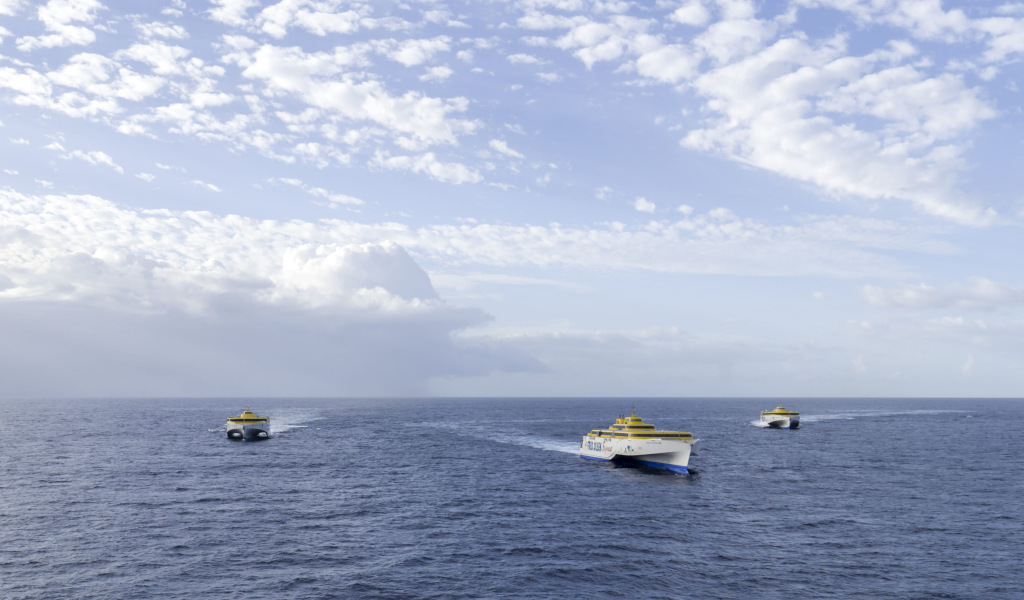 Trois ferries dans l’océan près de Tenerife sous un ciel nuageux.