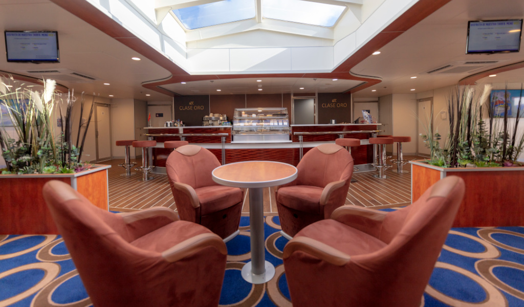 Zone de sièges et bar de classe Or sur un ferry de Tenerife.