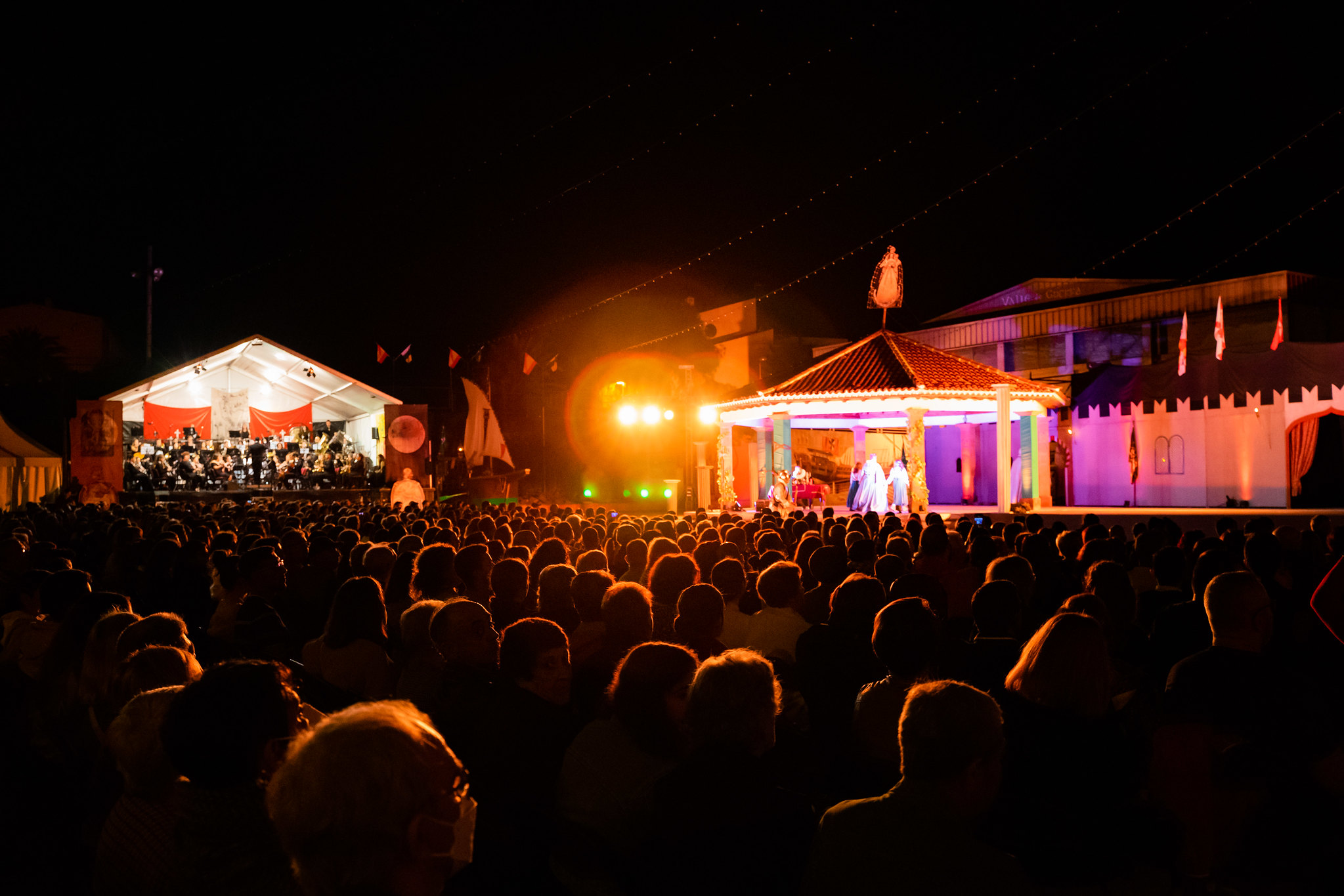 Festival nocturne sur une scène illuminée dans la Valle de Guerra, à Tenerife, devant un public.