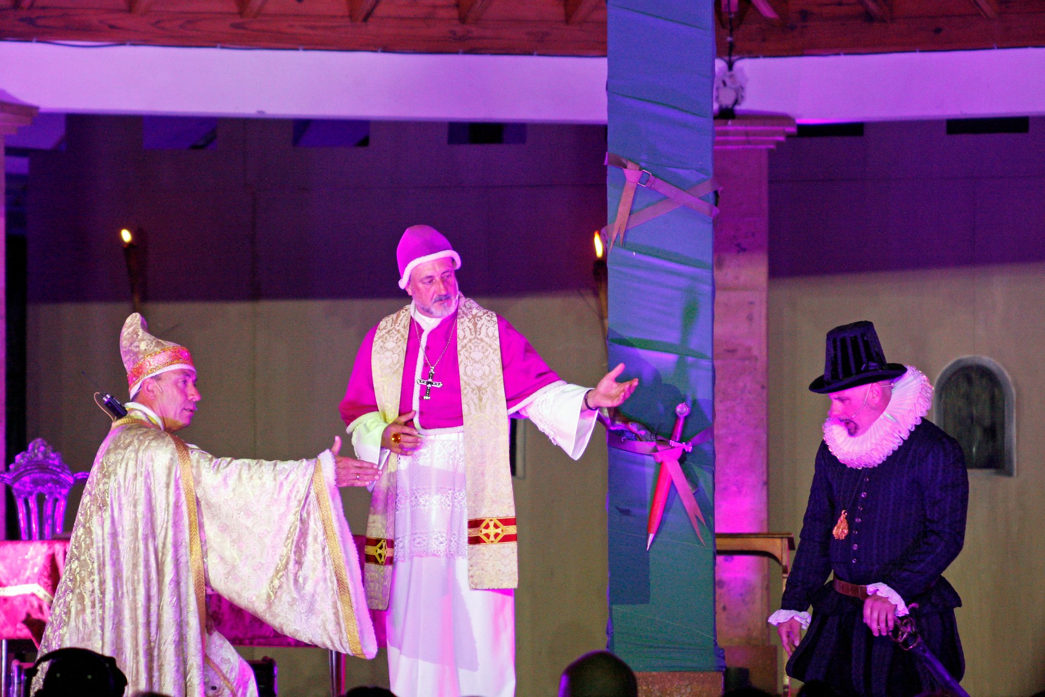 Représentation théâtrale à La Laguna avec des acteurs en costumes d’époque, y compris des costumes de bureau.