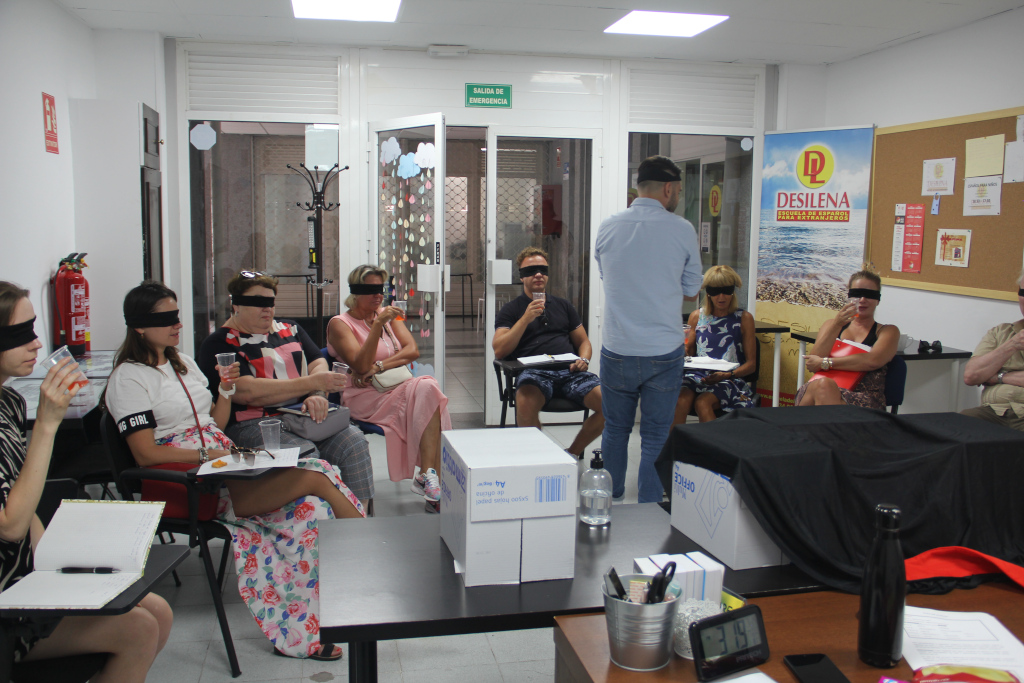 Des gens bandés les yeux lors d’un cours de dégustation à Desilena, Tenerife.