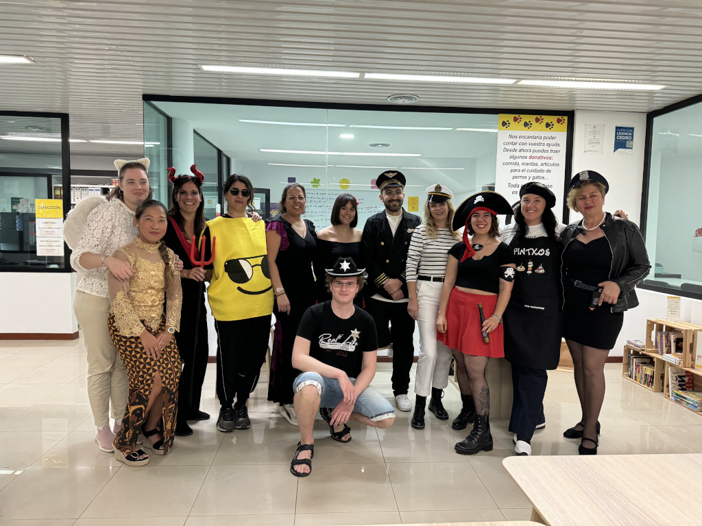 Des gens en costume en groupe à l’intérieur d’un bureau à Tenerife.