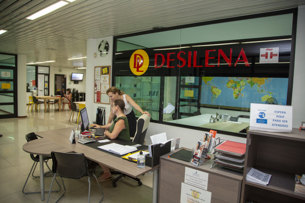 Bureau Desilena à Tenerife avec bureau, chaises et personnel en service.