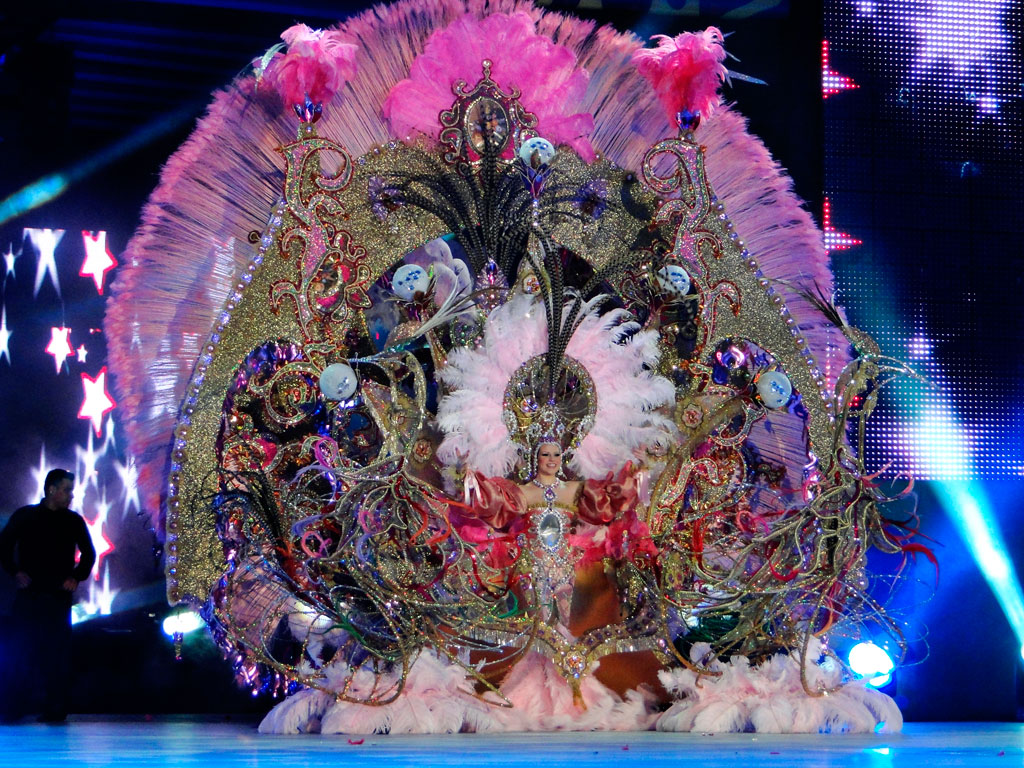 Déguisement de carnaval plein de plumes et de paillettes à Santa Cruz de Tenerife.