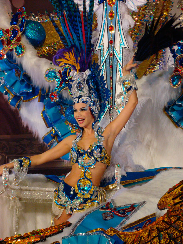 Troupe de carnaval à Tenerife avec un costume coloré de plumes et de sequins.