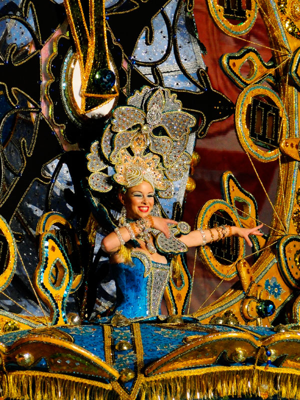 Personne en costume coloré lors du défilé du Carnaval de Tenerife.