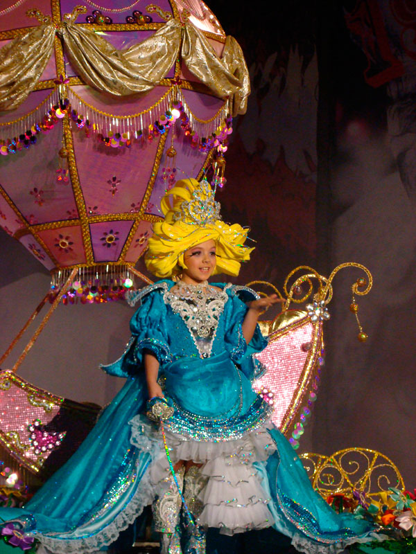 Fille en costume coloré de carnaval à Santa Cruz de Tenerife.