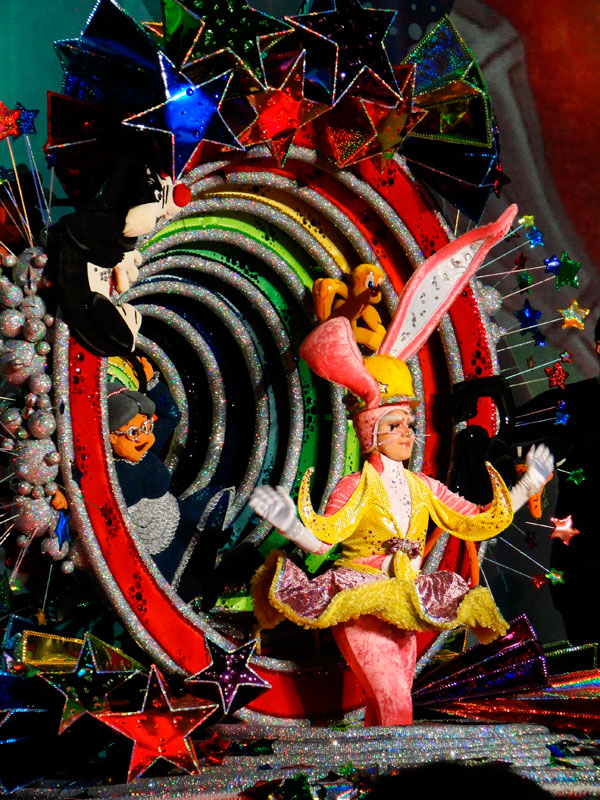 Costume festif avec des personnages animés lors d’un carnaval à Tenerife.